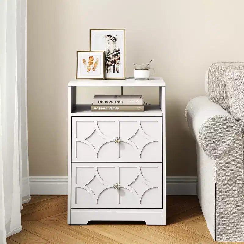 Grande table de chevet avec 2 tiroirs, Table d'appoint moderne avec station de charge, Table d'appoint avec sculptures en losanges, Meuble de rangement